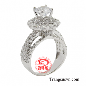 Nhẫn nữ vàng trắng quyền quý với điểm nhấn ổ nhẫn nhô cao cùng kiểu dáng cầu kỳ tỉ mỉ đến từng chi tiết.