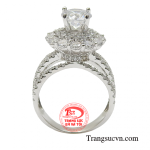 Sản phẩm toát lên sự cao quý, chỉnh chu của người phụ nữ quyền lực.