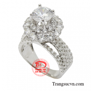 Chẳng những vậy, sản phẩm còn có độ lấp lánh cao khiến người đối diện phải thu hút trước vẻ đẹp kiêu sa đó.