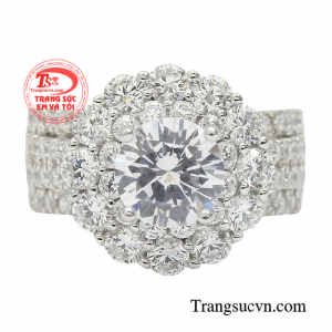 Chiếc nhẫn rất phù hợp cho các quý cô diện trong những buổi tiệc sa hoa cần sự nổi bật.