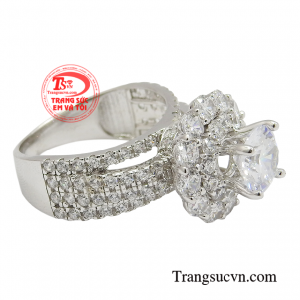 Đây sẽ là món đồ trang sức đắc lực giúp chị em phụ nữ lấy lại được ánh hào quang  và sự tự tin từ bên trong