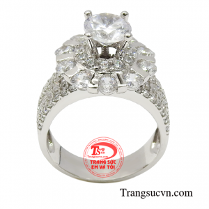 Từng chi tiết sản phẩm được đính kết đá Cz phủ quanh ổ nhẫn tạo cảm giác lấp lánh sáng bóng.