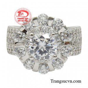 Chiếc nhẫn sẽ là món trang sức giúp bạn che đi được những thiếu xót về ngoại hình, tăng thêm sự tự tin.