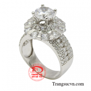 Người phụ nữ chỉ xinh đẹp thôi là chưa đủ, mà cần có cả tri thức, nét đẹp thoát ra từ khí chất, tâm hồn. 