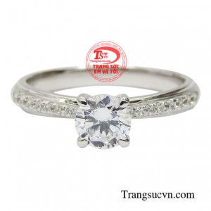 Chiếc nhẫn này phù hợp với mọi phong cách khác nhau từ dạo phố đến các bữa tiệc sang trọng.