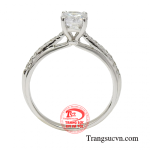 Chiếc nhẫn được chế tác từ vàng trắng 10k cùng thiết kế tinh tế giúp người đeo trở nên trẻ trung thanh lịch.
