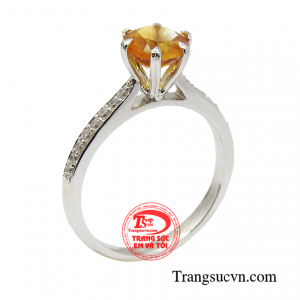 Nhẫn thạch anh vàng đài các giống như ánh mặt trời xua đi mọi u uất.