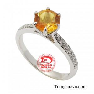 Nhẫn nữ thạch anh vàng thu hút và lan tỏa niềm vui đến mọi người xung quanh, nhờ vậy mà người sở hữu sẽ có một cuộc sống vui vẻ, bình an.