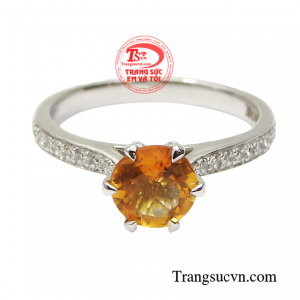 Đá thạch anh vàng là một trong những viên đá của sự trù phú, giúp bạn thể hiện và thu hút sự giàu có và thịnh vượng, thành công, và tất cả những điều tốt đẹp.