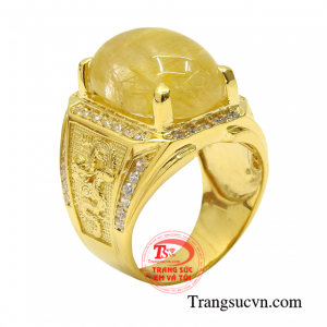 Nhẫn vàng thạch anh tóc nam tính chạm khắc hình rồng phượng tạo vẻ uy quyền cho người đeo.