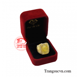 Nhẫn vàng thạch anh tóc nam tính mạnh mẽ.