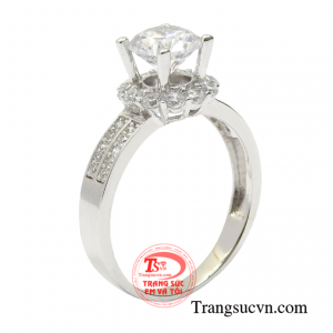 Nhẫn vàng trắng quý cô duyên dáng là biểu tượng sắc đẹp của một người phụ nữ thành đạt, sắc xảo.