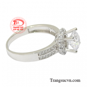 Viên đá chủ được thiết kế nhô cao giúp cho sản phẩm thêm phần thu hút cũng như giúp cho đôi bàn tay của các nàng thêm phần uyển chuyển.