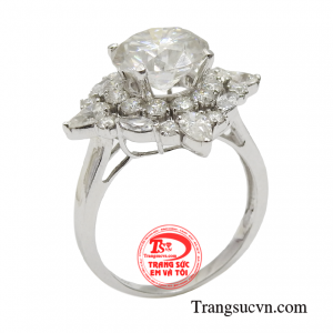Nhẫn vàng trắng quyền quý khiến bất kỳ cô gái nào cũng muốn sở hữu riêng cho mình.