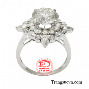 Chiếc nhẫn được đính kết 29 viên đá kết Moissanite chất lượng đặc biệt ở viên đá chủ 10mm.