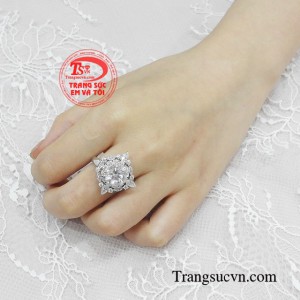 Vẻ đẹp hài hòa của chiếc nhẫn chính là điểm nhấn không thể thiếu cho mỗi chị em.