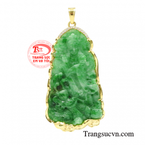 Phật Quan Âm cẩm thạch bọc vàng 14k với từng đường nét chế tác tinh xảo mang lại sự sang trọng và thời trang cho người đeo.
