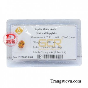 Sapphire vàng thiên nhiên sang trọng được chế tác với những đường nét tinh xảo, màu sắc tươi sáng