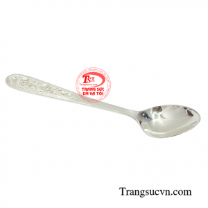 Bạc là một kim loại quý, có nhiều tác dụng tốt cho sức khỏe như cản gió, kháng khuẩn.