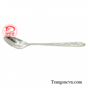 Trong văn hóa phương tây, thìa bạc tượng trưng cho may mắn và no đủ, vì thế người ta thường tặng món đồ này cho các bé với mong muốn các bé được hạnh phúc, thịnh vượng trong tương lai