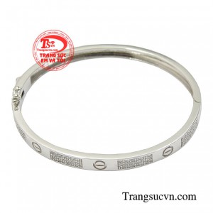 Thiết kế đơn giản nhưng tạo điểm nhấn quan trọng trên bộ trang phục của bạn. 