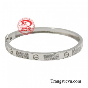 Vòng tay vàng trắng duyên dáng mang đến vẻ đẹp thanh lịch cho các quý cô. 