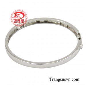 Chiếc vòng ngoài giúp chị em nổi bật tự tin, chúng còn mang ý nghĩa kết nối trong tình yêu. 