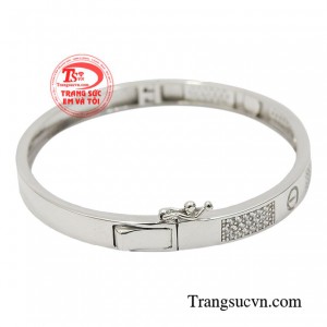 Chiếc vòng tay có thể kết hợp được nhiều phong cách trang phục khác nhau. 