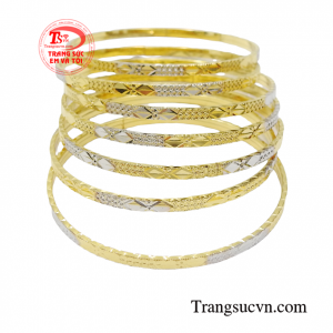 Vòng tuần vàng là dòng sản phẩm được phái đẹp đặc biệt yêu thích, giúp các cô nàng thêm quyến rũ, dịu dàng và nổi bật.