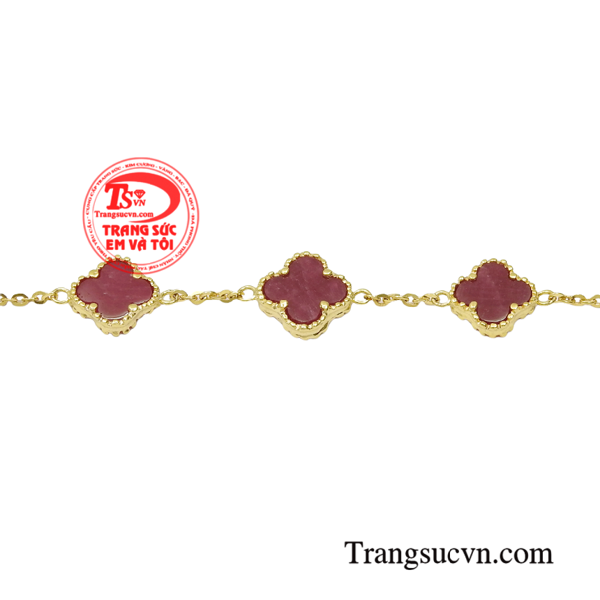 Với lắc tay Ruby thật đẹp và sang trọng, bạn sẽ thấy mình trở nên quý phái, nổi bật và tự tin hơn khi đeo nó. Sự kết hợp giữa màu sắc đặc biệt của đá Ruby và thiết kế nghệ thuật tinh tế sẽ khiến lắc tay Ruby trở thành món phụ kiện không thể thiếu cho mỗi người.