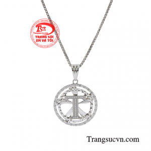 Bộ dây chuyền giúp các chàng trai toát lên vẻ đẹp lãng tử phong trần tạo sức hút và cá tính không dễ bị hòa lẫn vào đám đông.