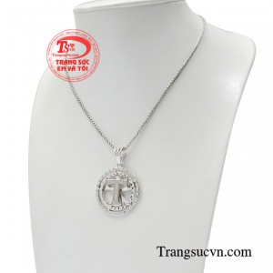Bộ dây chuyền được kết hợp cùng mặt dây chuyền và dây chuyền vàng trắng chấ lượng cao.