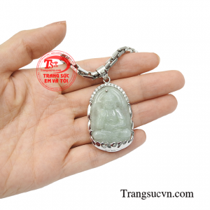 Sản phẩm gồm dây chuyền vàng trắng và mặt dây kết hợp tạo phong cách ấn tượng cho người đeo.