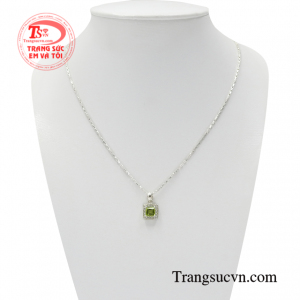 Bộ mặt dây bạc đá peridot là sự kết hợp từ dây chuyền bạc và mặt dây gắn đá peridot mang lại bộ sản phẩm tinh tế cho người đeo.