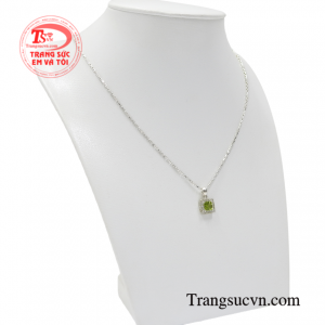Với điểm nhấn là viên peridot thiên nhiên không chỉ mang đến vẻ đẹp mà còn đem lại nhiều may mắn cho phái đẹp.
