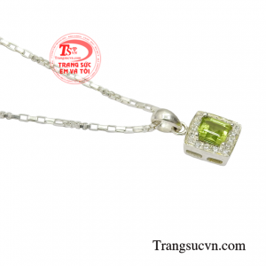 Bộ mặt dây bạc đá peridot tinh tế.
