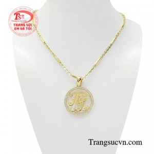 Bộ mặt dây chữ thời trang là sự kết hợp độc đáo giữa mặt dây chuyền ấn tượng và dây chuyền vàng lịch lãm.