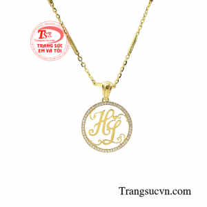 Bộ mặt dây chữ vàng tây dành cho nam nhận giao hàng tận nơi.