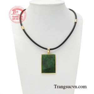 Bộ mặt dây nam cẩm thạch vừa mang đến vẻ thời trang, vừa mang lại may mắn về phong thủy cho người đeo.