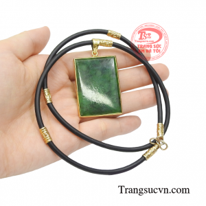 Bộ mặt dây nam cẩm thạch mạnh mẽ.