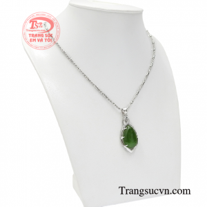 Bộ sản phẩm không chỉ đem lại vẻ đẹp quý phái cho các quý cô mà còn mang đến nhiều may mắn cho người đeo.