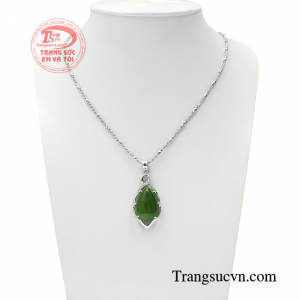 Bộ mặt dây nữ mệnh mộc mang kiểu dáng hiện đại thời trang và phong cách.