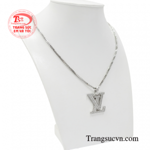 Bộ dây chuyền là món phụ kiện khiến người đeo tự tin thể hiện phong cách, tạo điểm nhấn trước đám đông.