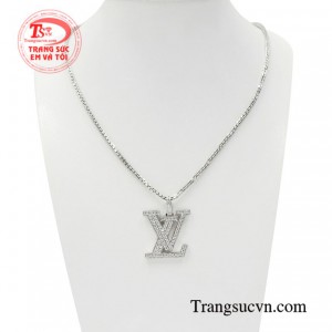 Bộ mặt nam thời thượng là sự kết hợp hoàn hảo giữa dây chuyền vàng trắng thời thượng và mặt dây nam ấn tượng.