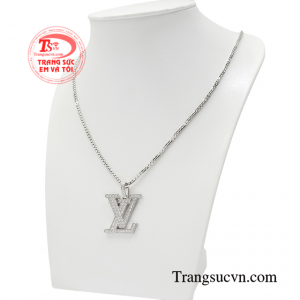 Khi diện bộ trang sức này tôn thêm cho các chàng trai vẻ khỏe khoắn mà lại rất hợp thời trang.