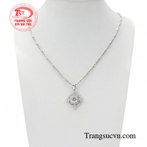 Bộ mặt nữ kiều diễm mang dấu ấn cá nhân riêng biệt không thể hòa lẫn.