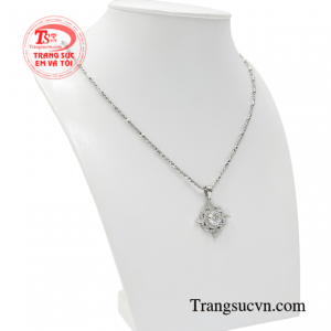 Với sắc trắng tinh khôi, trang nhã bộ sản phẩm sẽ mang đến sự cuốn hút cho người dùng.