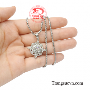 Bộ mặt nữ kiều diễm tinh xảo.