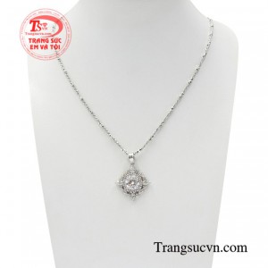 Bộ mặt nữ kiêu sa được chế tác theo công nghệ hiện đại tạo nên một làn gió mới trong ngành trang sức.