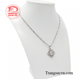 Bộ trang sức mang đến cái nhìn mới lạ và độc đáo tôn vinh nét đẹp cho nữ giới.